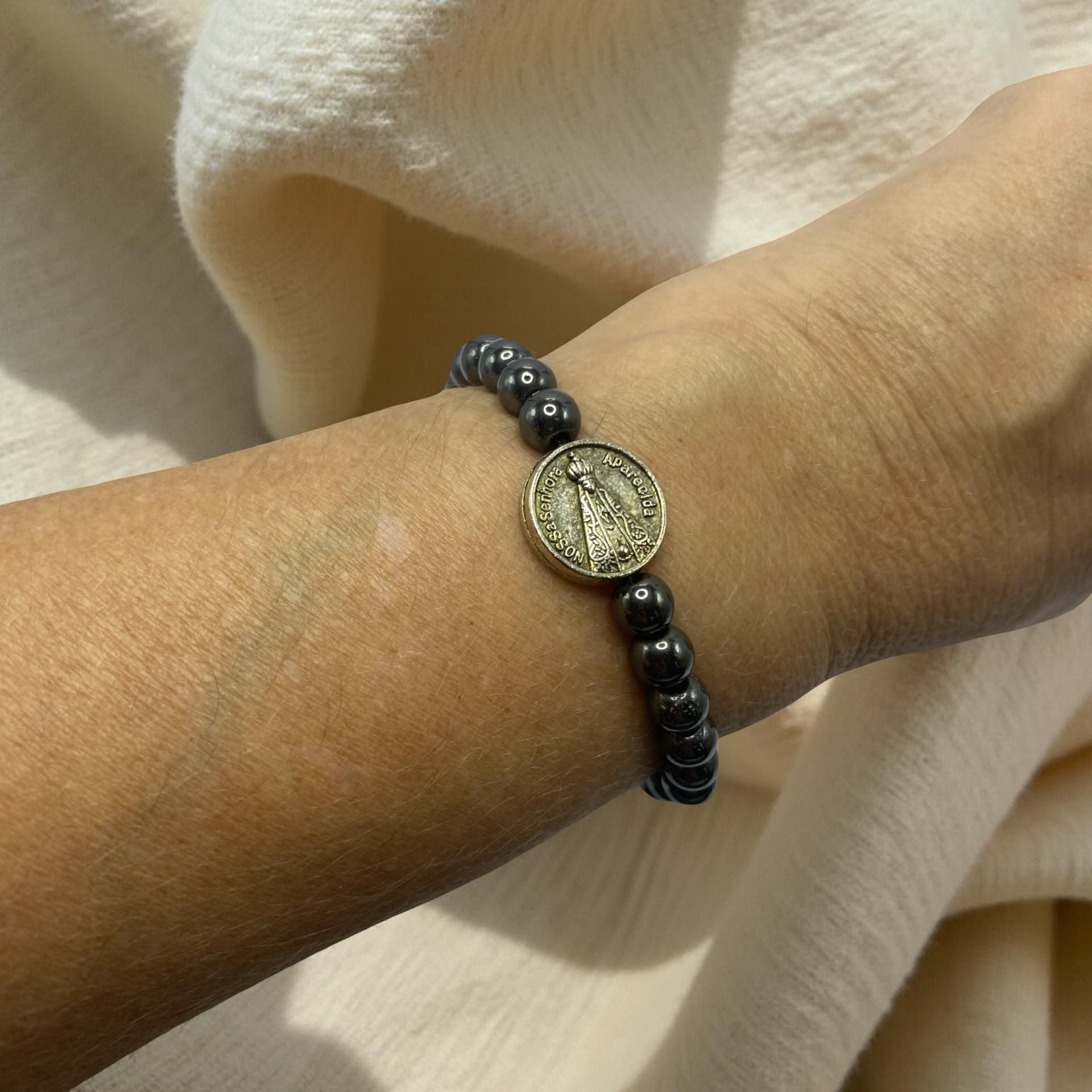 Pulseira Hematita com medalha redonda de N Sra Aparecida