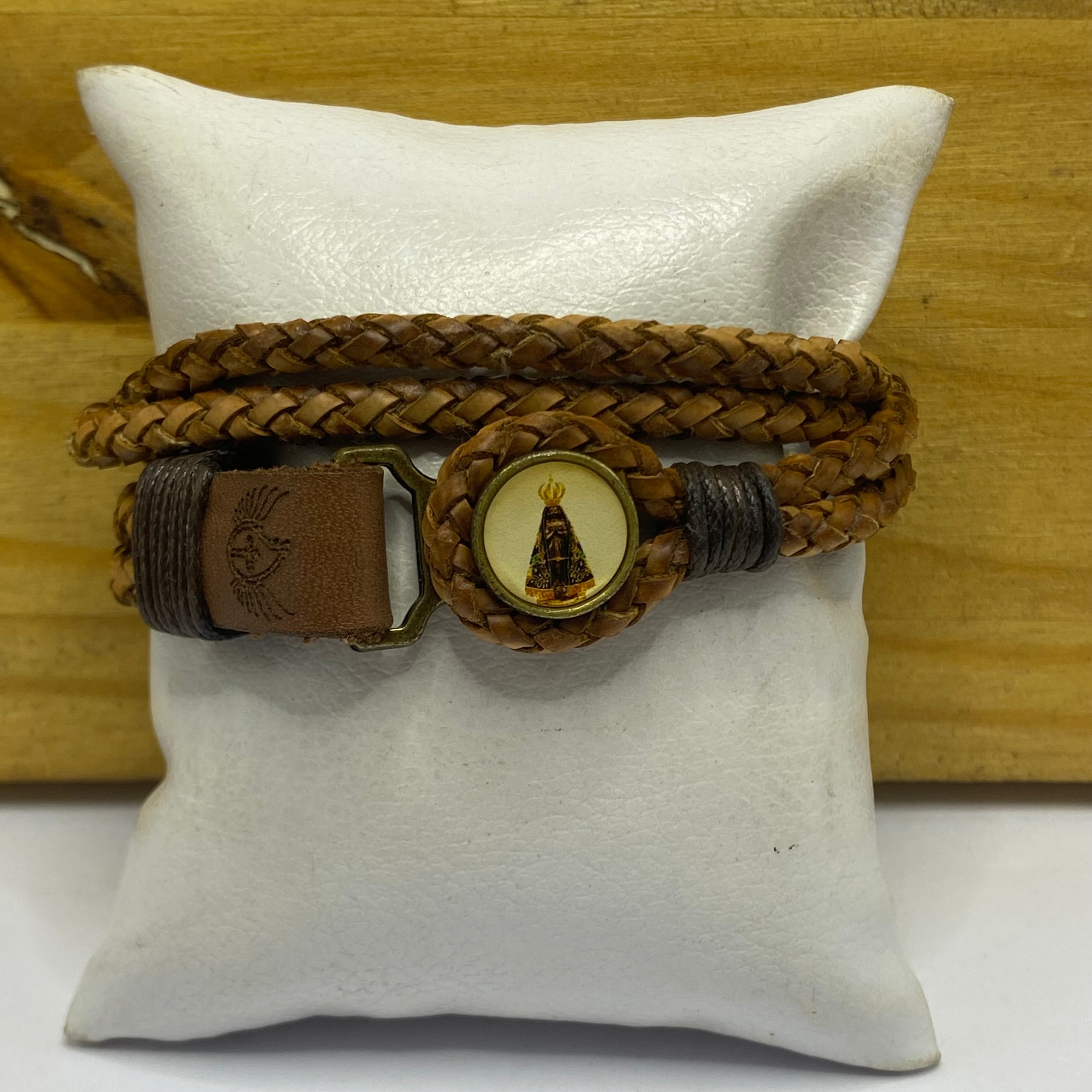 Pulseira N Sra Aparecida em Couro Trançado