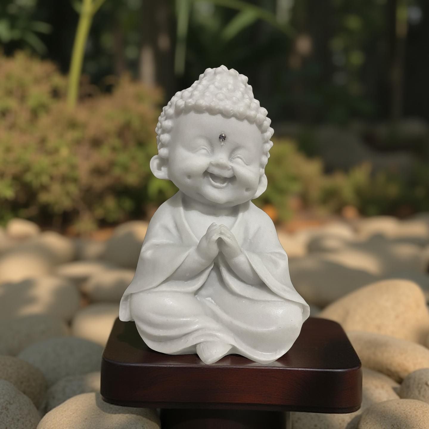 Monge sorrindo em oração